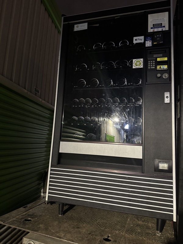 Snack Vending Machine, Accepts Apple Pay & Tap To Pay